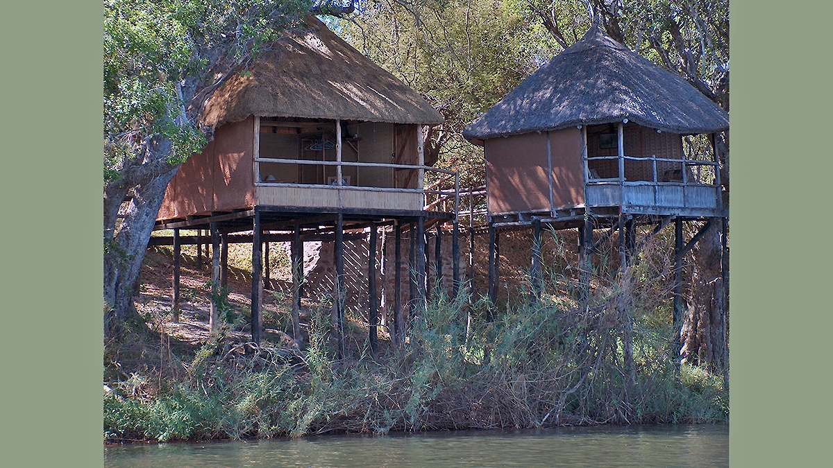 Chundukwa River Lodge riverside chalets