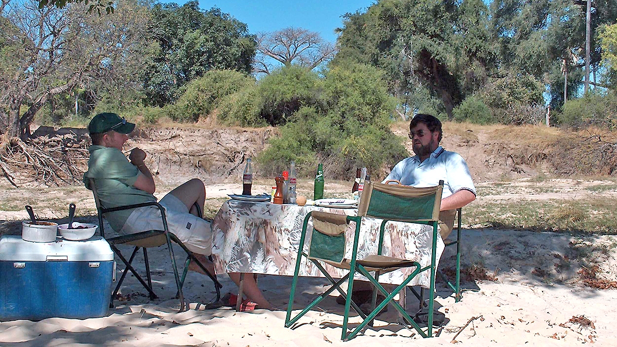 Picnic lunch on Chundu Island