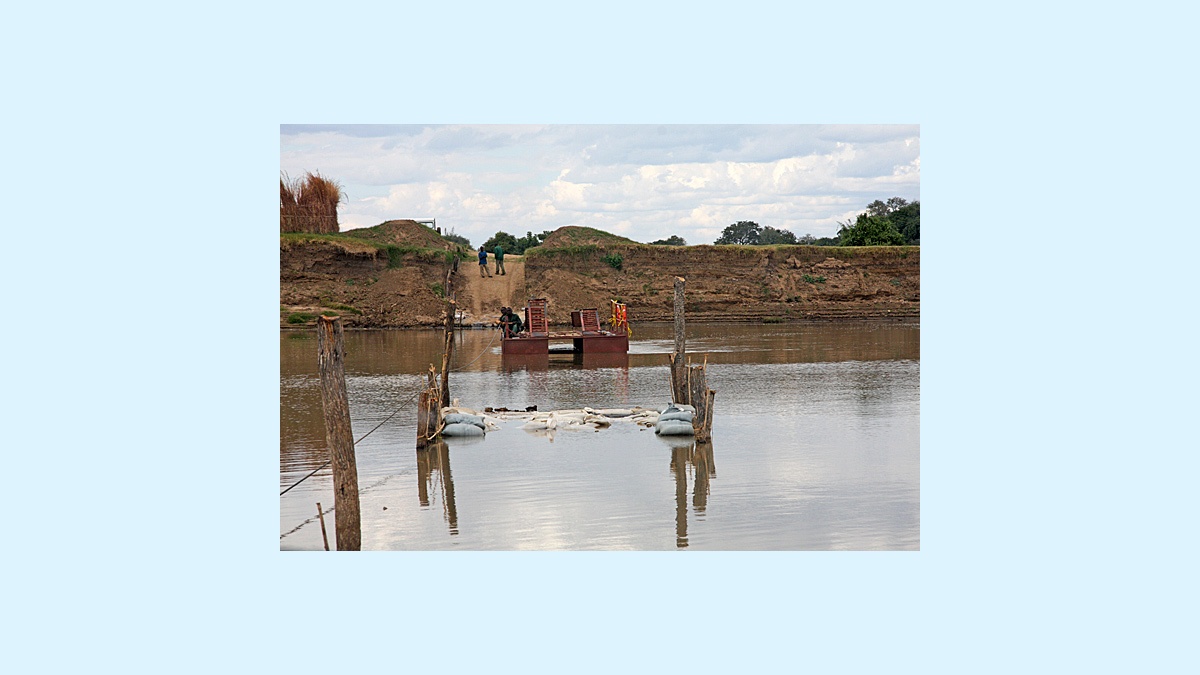 Nkwali pontoon crossing of the Luangwa River