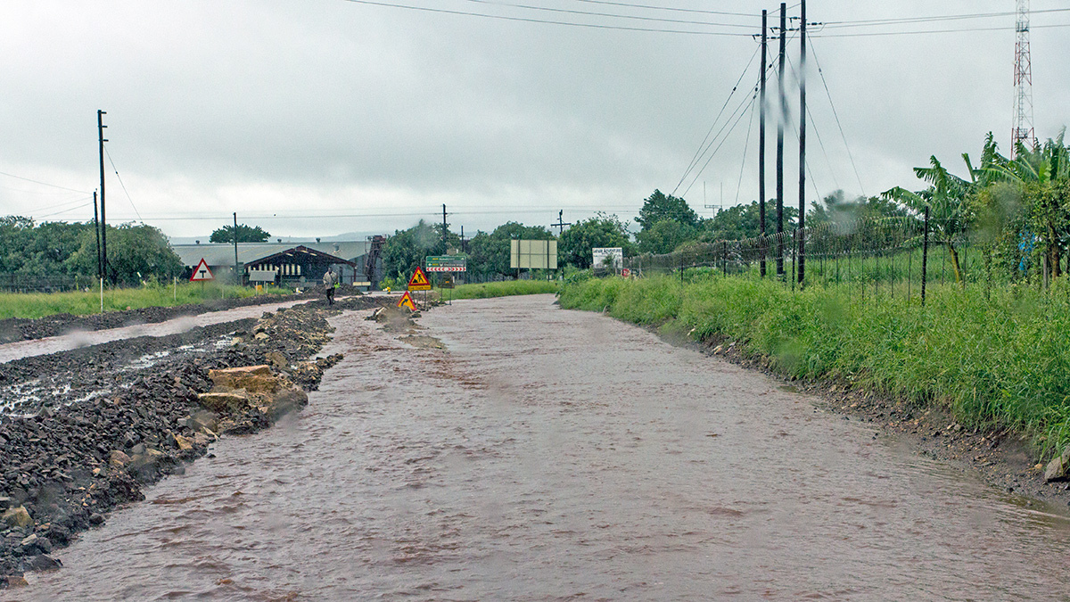 Access road to Crocodile Bridge from Ngwenya Lodge